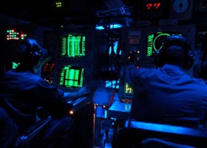 Des techniciens sonar à bord de l’USS The Sullivans (Photo: U.S. Navy photo by Mass Communication Specialist 2nd Class Sunday Williams/Released)image  : 45enord.ca